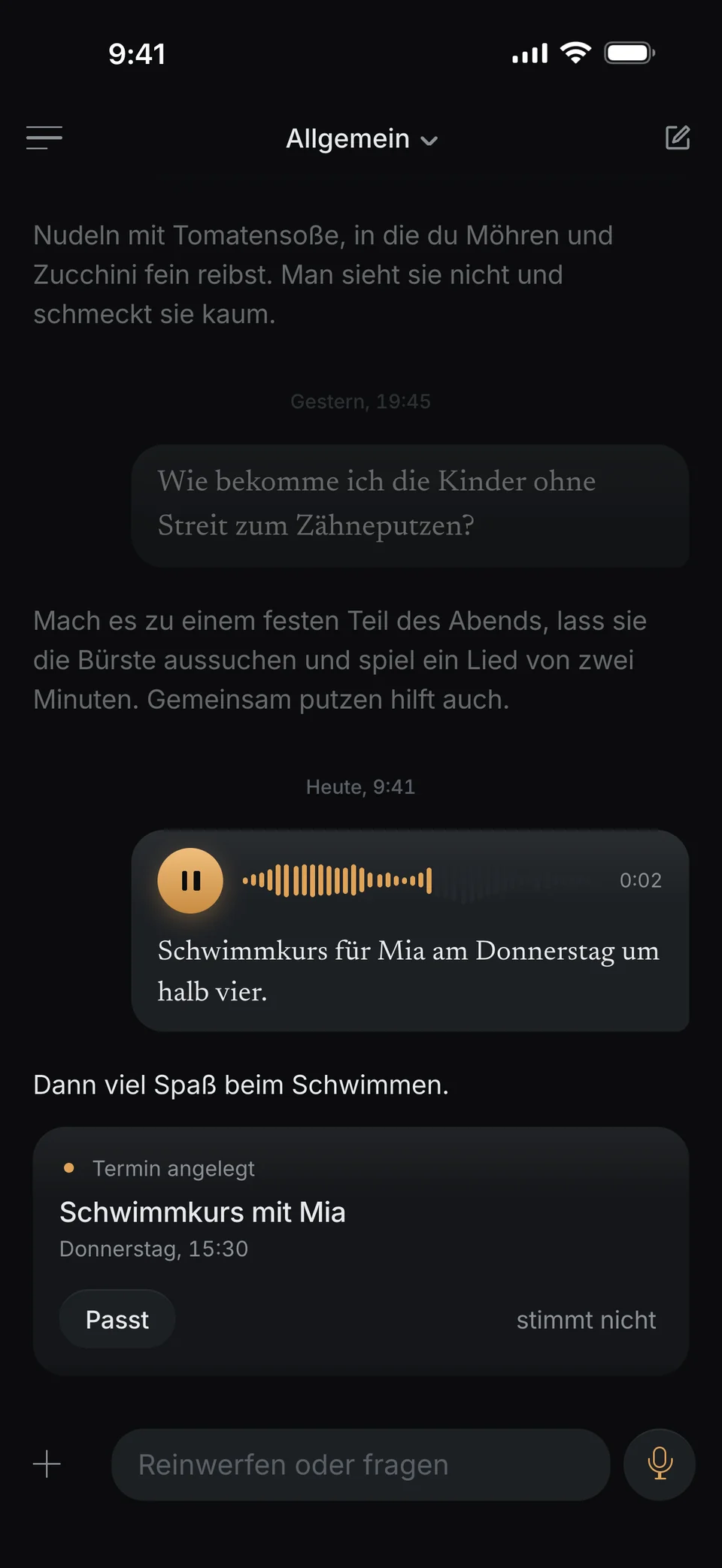 Eine Sprachnachricht in dunel: „Schwimmkurs für Mia am Donnerstag um halb vier.“ Darunter die Karte Termin angelegt: Schwimmkurs mit Mia, Donnerstag, 15:30.