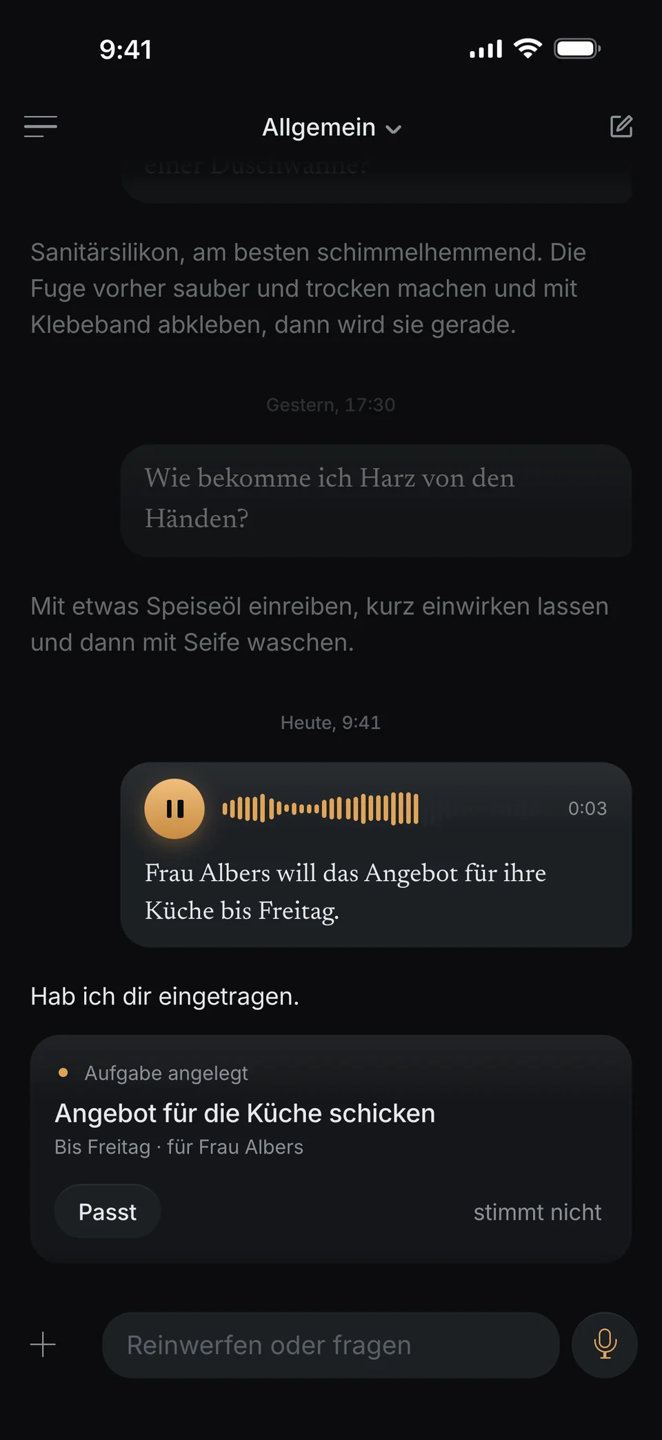 Eine Sprachnachricht in dunel: „Frau Albers will das Angebot für ihre Küche bis Freitag.“ Darunter die Karte Aufgabe angelegt: Angebot für die Küche schicken, bis Freitag, für Frau Albers.