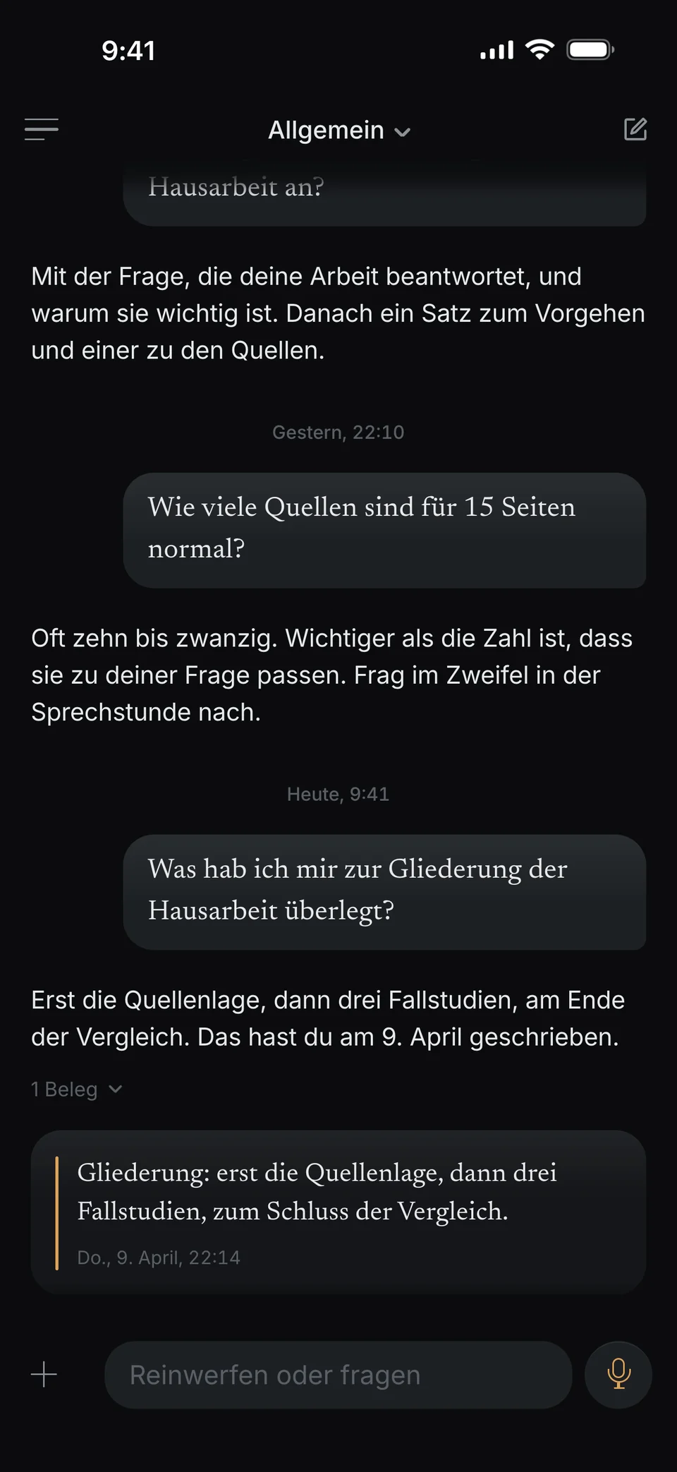Ein Chat in dunel: Du fragst „Was hab ich mir zur Gliederung der Hausarbeit überlegt?“, dunel antwortet „Erst die Quellenlage, dann drei Fallstudien, am Ende der Vergleich. Das hast du am 9. April geschrieben.“ Darunter dein Satz vom Donnerstag, 9. April, 22:14.