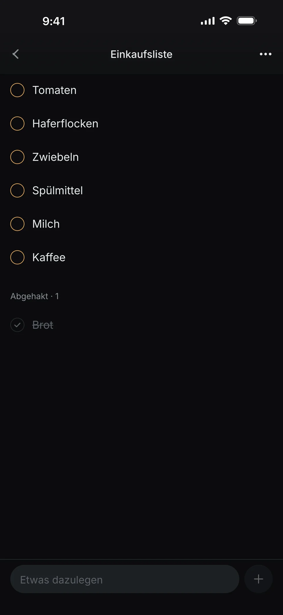 Die Einkaufsliste in dunel: Tomaten, Haferflocken, Zwiebeln, Spülmittel und neu dazu Milch und Kaffee. Darunter abgehakt: Brot.