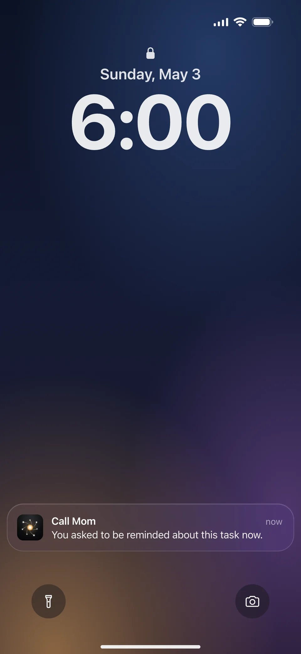 La pantalla bloqueada el domingo 3 de mayo a las 18:00 con la notificación: Llamar a mamá. Pediste que te avisara ahora de esta tarea.
