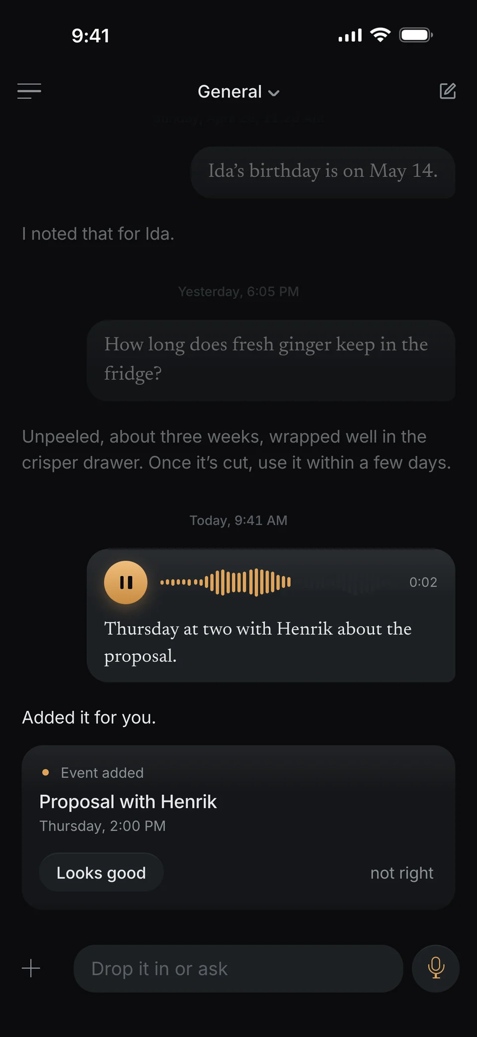 dunel en un iPhone, un chat. Tu mensaje de voz: el jueves a las dos con Henrik por el presupuesto. dunel responde: Te lo he apuntado. Debajo, la tarjeta: Evento creado, Presupuesto con Henrik, jueves, 14:00, con los botones Está bien y no es correcto.